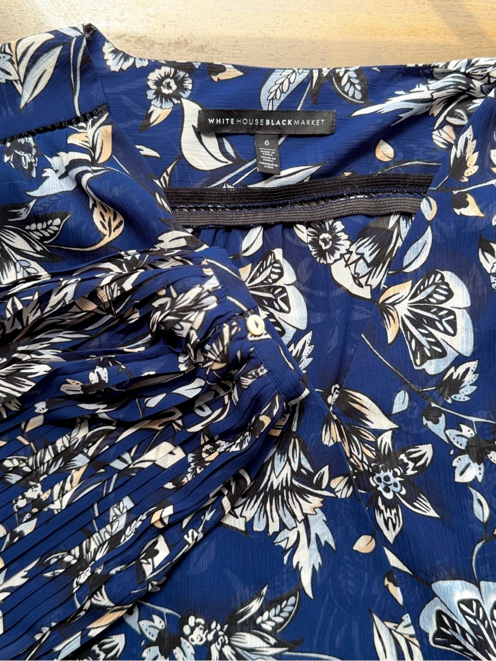 White House Black Market Navy Floral V-Neck Long-Sleeve Blouse Office Chic EUC 6 - Picture 4 of 7